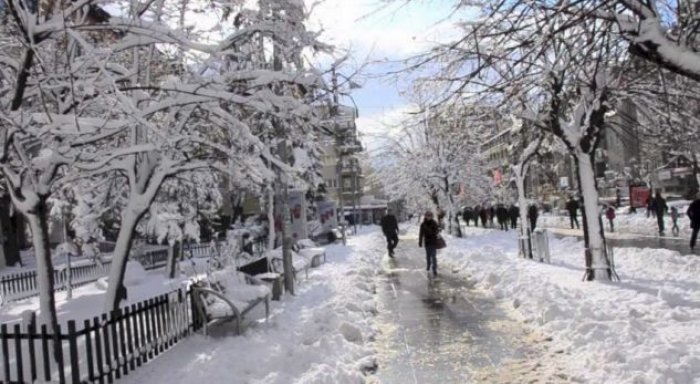 Rrugët e Prishtinës në ngrica, megjithatë komuna vazhdon të thotë se janë të kalueshme
