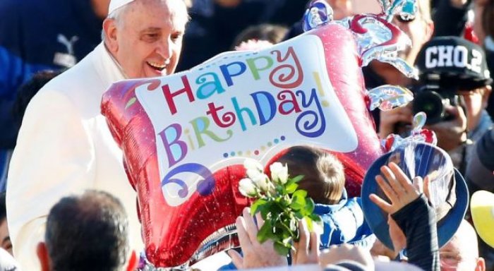 Urime të shumta për 82-vjetorin e Papa Franesckos
