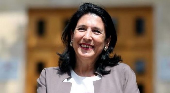 Betohet presidentja e parë femër e Gjeorgjisë, Salome Zurabishvili