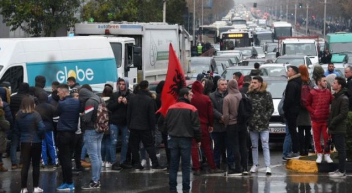 Merr fund makthi i trafikut në Tiranë, largohen studentët
