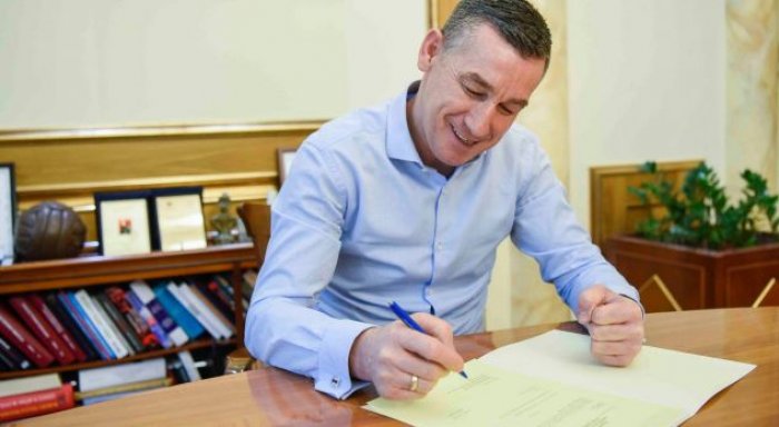 Veseli nënshkruan Ligjet për transformimin e FSK-së në ushtri