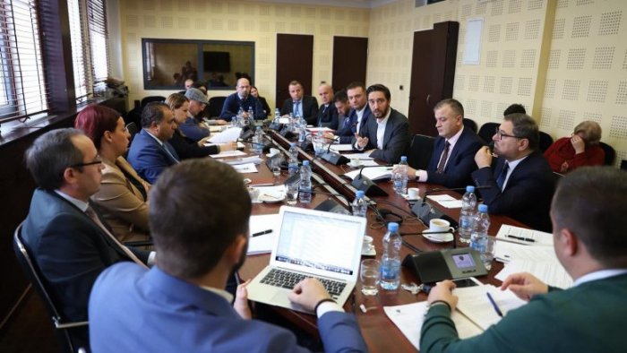 Ministri Ismaili dhe deputeti Hoti përplasen për keqpërdorimet në blerjen e barnave