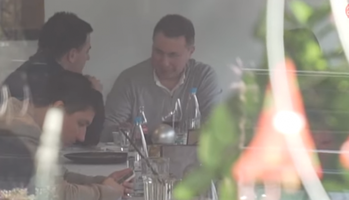 Kur gazetari e ‘kapi mat’ Gruevskin në restorant…(Video)