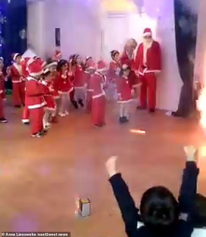 E jashtëzakonshme, shpërthejnë mjetet piroteknike në programin festiv të Vitit të Ri (Video)