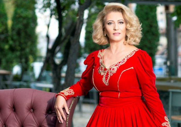 Intervistë për 'Kosova  Sot', me Mbretëreshën e muzikës popullore, Shkurte Fejza:'Muzikës popullore i është ndezur drita e kuqe e rrezikshmërisë (Foto)