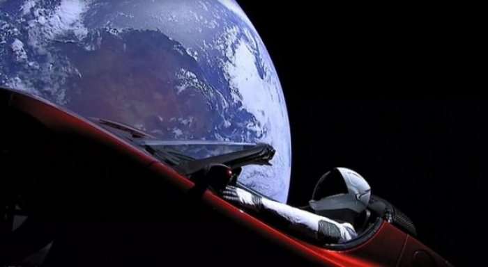 Shijoni këto momente historike: Një makinë Tesla në hapësirë