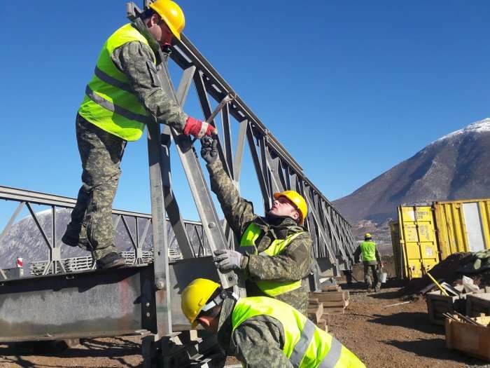 Xhenierët e FSK-së montojnë urën metalike ,,Mabey Johnson’’ në Shqipëri
