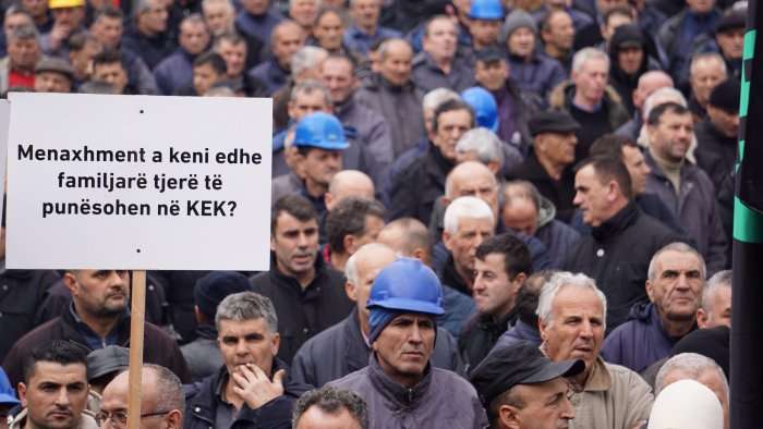 Protestojnë punëtorët e KEK-ut, kërkojnë rritje pagash (Foto)