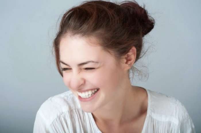 Studimi zbulon: Qesh me vete që të jesh i lumtur