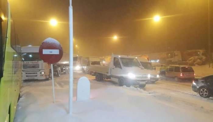 Rreshjet e borës bllokojnë rrugën në Strazhë të Maqedonisë (Foto)