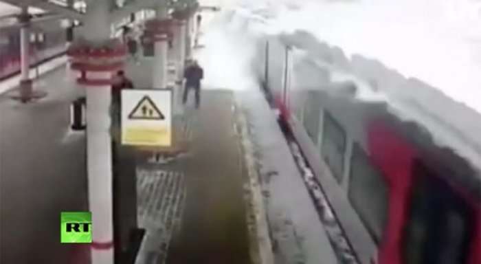Orteku i borës mbulon trenin derisa ai është në lëvizje (VIDEO)