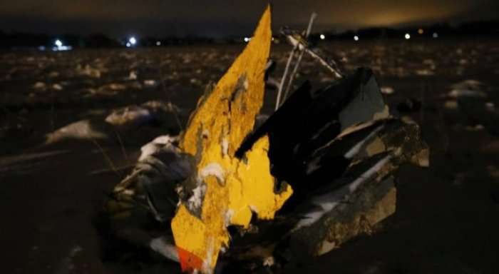 Ra në tokë dhe shpërtheu në flakë, dalin pamjet e rrëzimit të avionit në Rusi