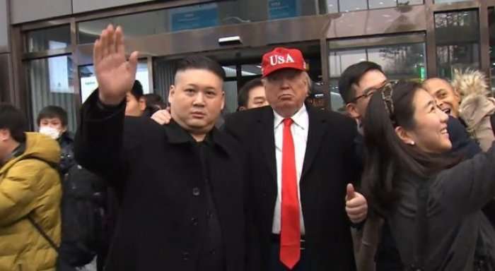 ‘Kim Jong-un’ dhe ‘Donald Trump’ shëtisin bashkë rrugëve të Koresë  (Video)