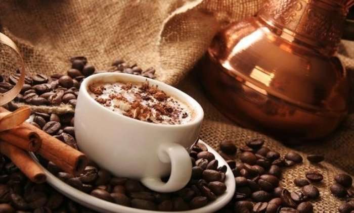 Pse nuk duhet të pini kafe me stomak bosh