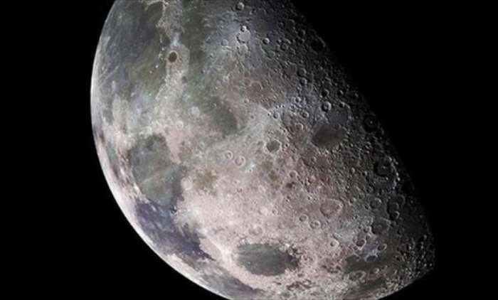 Raporti i ri i NASA-së, uji është përhapur në hënë