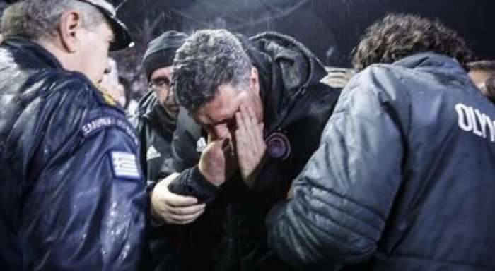 Dhunë në derbin grek, tifozët ia thyejnë dhëmbët trajnerit (Foto)