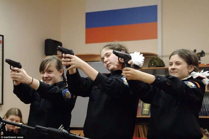Vajzat në ushtri, Putin merr kritika, krahasohet me Hitlerin (Foto)