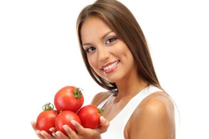 Një domate është krejt çfarë ju nevojitet për t’i hequr qimet e padëshiruara
