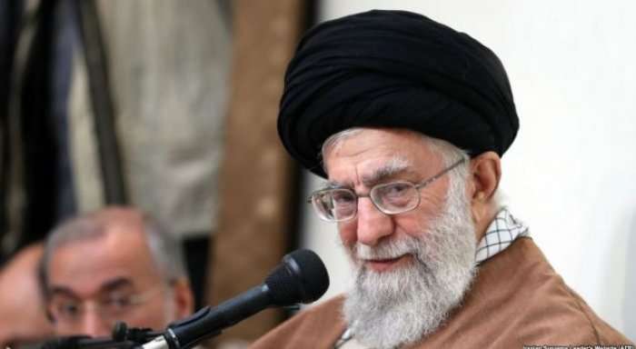 Khamenei i fajëson “armiqtë” për protesta