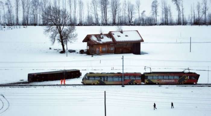 Stuhia kaplon Evropën, në Zvicër treni del nga binarët