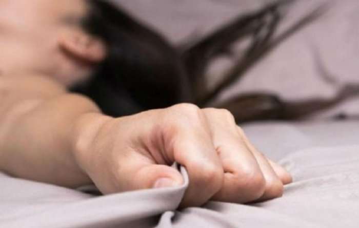 Po vdes tu futem në krevat: Vjehrra me dashnorin seks me britma dhe unë “pa” burrë i dëgjoj pas…