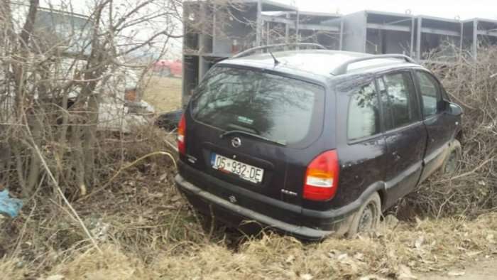 Aksident në Kaçanik, vetura del nga rruga (Foto)