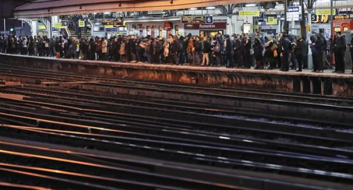 Tragjedi në Londër, gruaja shtatzënë vdes pasi hidhet para trenit