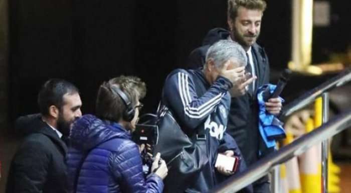​Mourinho bie në kurth, nënshkruan fanellën e Unitedit me emrin e Contes