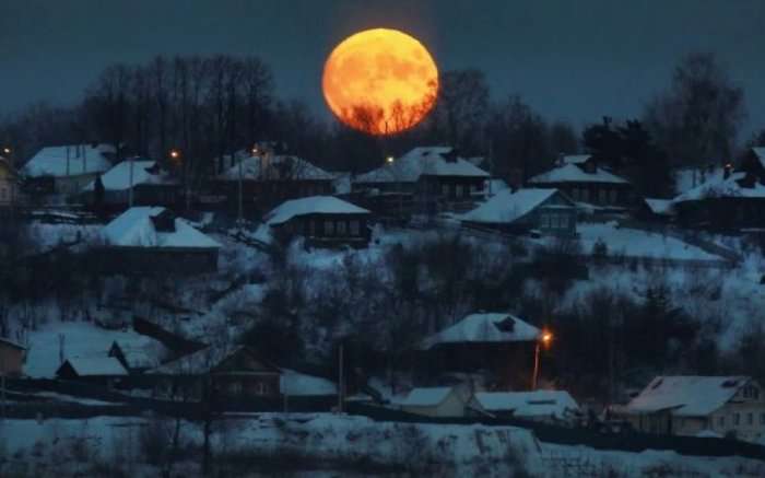 Sytë nga qielli këtë të mërkurë, vjen shfaqja unike e “Hënës së përgjakur” (FOTO)