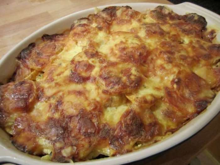 Receta e Cekës: Musaka me patate dhe slacë beshamell
