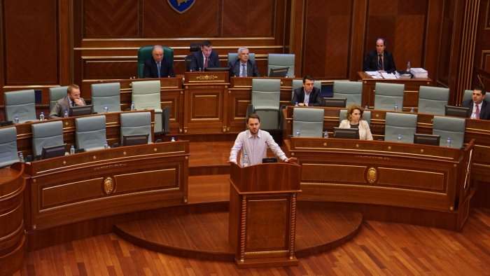 Tensione në Kuvend: Veseli ia ndal mikrofonin Frashër Krasniqit- “Sa të jam unë kryetar s’ki me fol ti këtu”