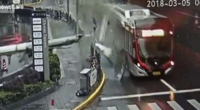  Autobusi shkatërrohet nga një shtyllë që bie nga qielli!(Video)