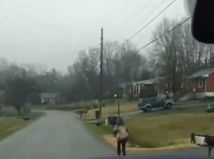 Babai detyron djalin të vrapojë në shi (Video)