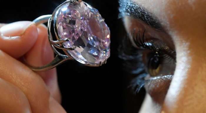 Skandali në muzeun e Pragës, diamantët të rremë