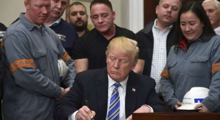 Trump nënshkruan urdhrin për tarifa për importet e çelikut dhe aluminit