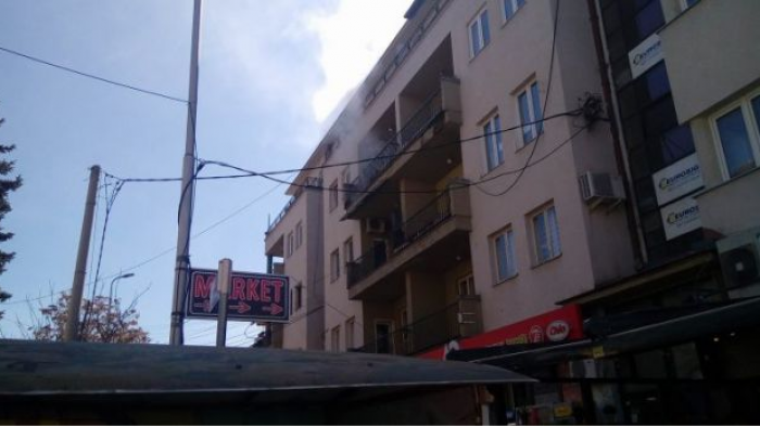 Zjarr në një banesë në qendër të Prishtinës