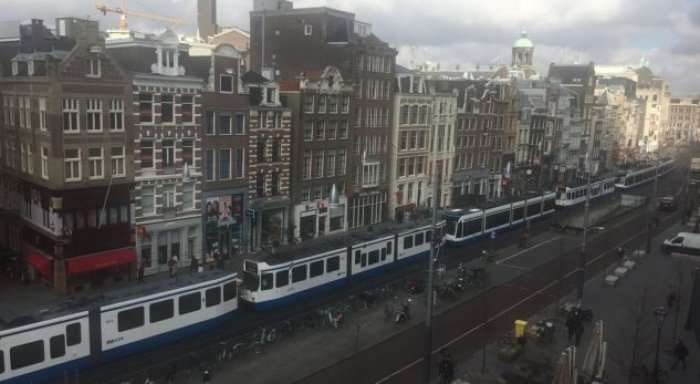 Amsterdami në errësirë, evakuohen disa ndërtesa