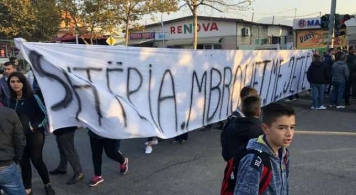 Bllokohet Unaza e Re, përplasje protestues-shoferë