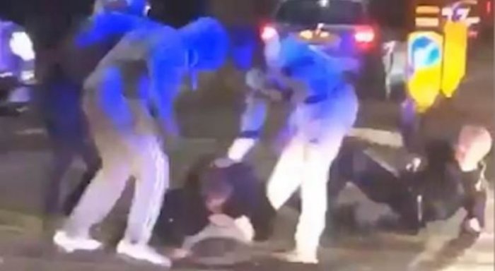 E tmerrshme, të rinjtë rrahin policët keq në mes të rrugës (Video)