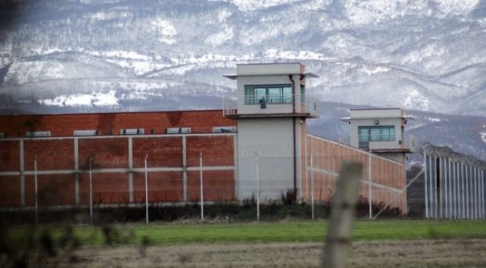 E pranon drejtori i burgjeve: Në burgun e Dubravës ka kontrabandë