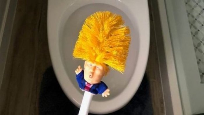 E urreni Donald Trump? Tani mund të lani tualetin me fytyrën e tij