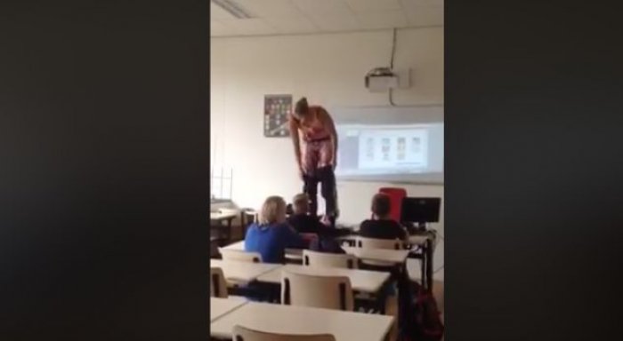 Skandaloze:Mësuesja zhvishet para nxënësve në klasë (Video)