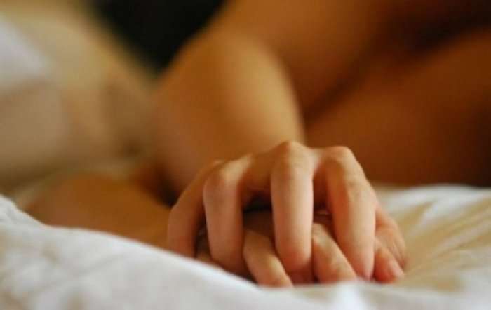 Histori e fortë erotike: Ja si ma mori virgjërinë ‘plaku’ i shoqes së ngushtë