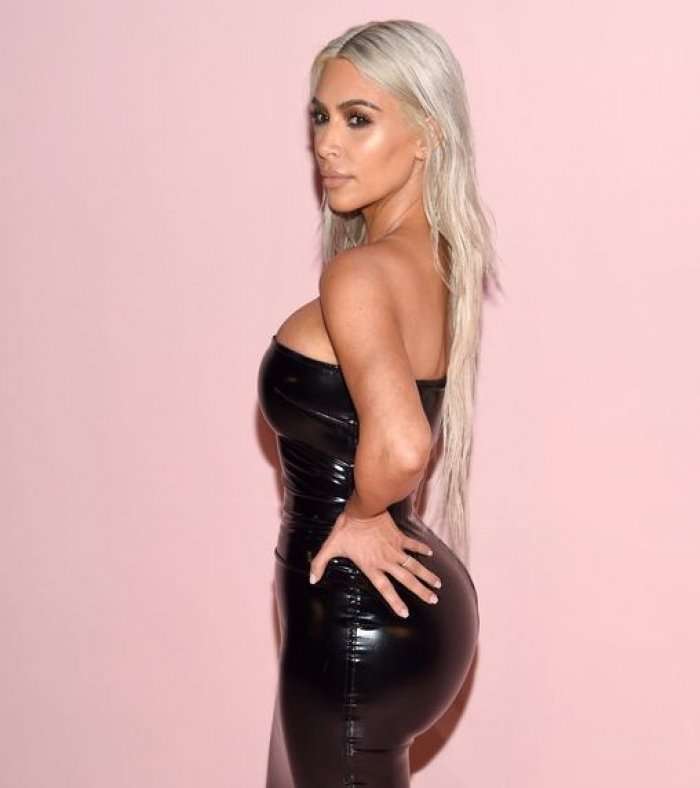 Kim Kardashian, ju lë pa 'mend' me të pasmet bombastike 