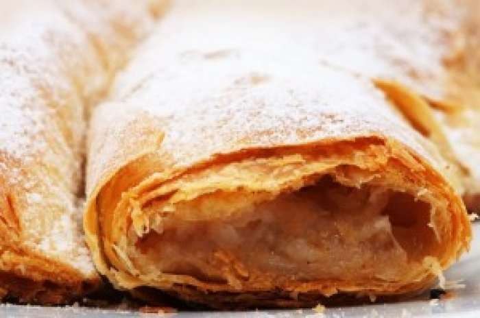 Receta e Cekës -Ëmbëlsirë me biskota dhe mollë