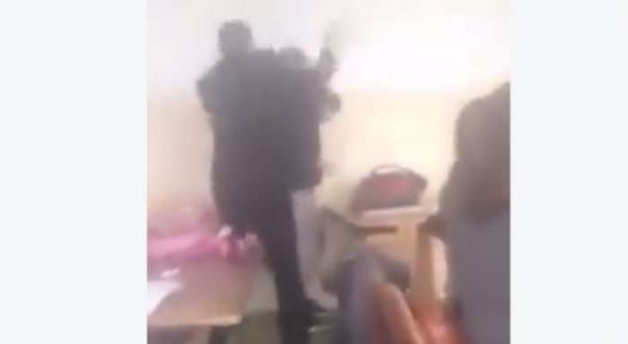 E tmerrshme: Arsimtari e rrah brutalisht nxënësin në klasë (Video)
