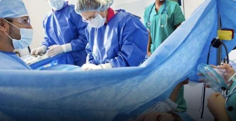 Skandaloze:Gjatë lindjes me operacion cezarian, mjeku pret kokën e bebes