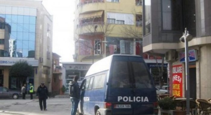 Goditet teksa po qëndronte në makinë, dalin pamjet e aksidentit ku u përfshi policja shqiptare