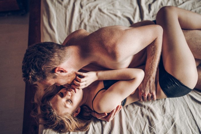 39-vjeçarja: Bëra seks me të dashurin në shtratin që ndaj me burrin, por tani ai…