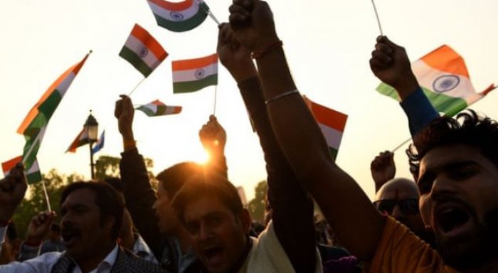 Pesë të vdekur gjatë operacionit për gjetje të sulmuesve në Indi